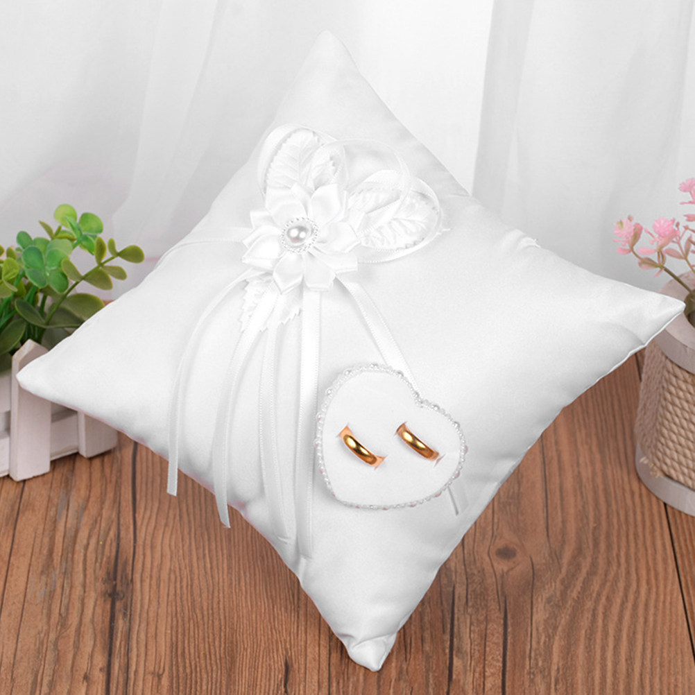Ring Bearer Pillow - 1個入り、白いウェディングリング用クッション。繊細な刺繍が施されたリングピロー。リングを運ぶ際に使用する装飾品。ウェディングセレモニーのアクセサリー。