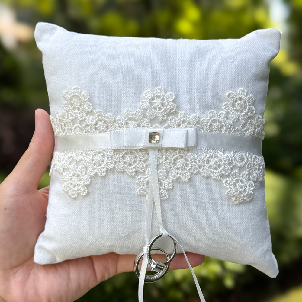 リネン製の結婚指輪枕、レーストリム、サテンリボンの蝶結び、ラ - Ring Bearer Pillow のレビューと価格